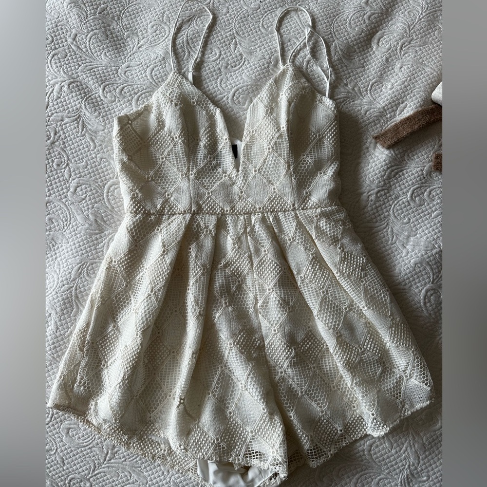 White lace romper size small